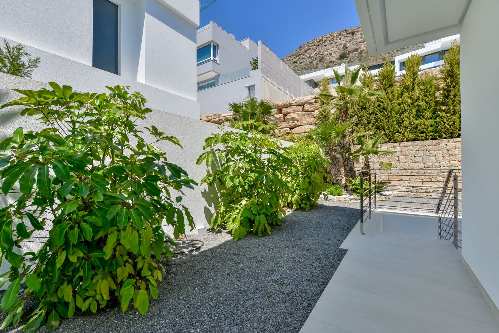 In der prestigeträchtigen Gegend von Golf Bahía gelegen, bieten diese exklusiven Villen ein unvergleichliches Wohnerlebnis. Mit nur drei verfügbaren