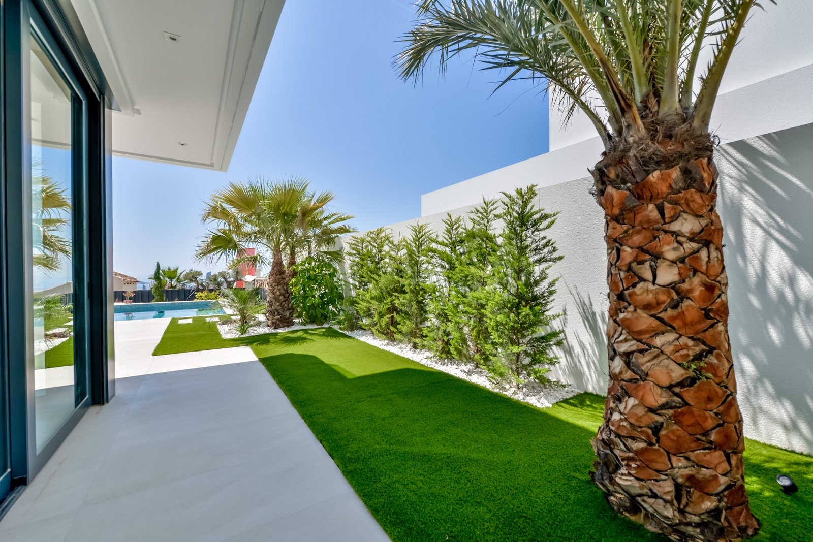 In der prestigeträchtigen Gegend von Golf Bahía gelegen, bieten diese exklusiven Villen ein unvergleichliches Wohnerlebnis. Mit nur drei verfügbaren