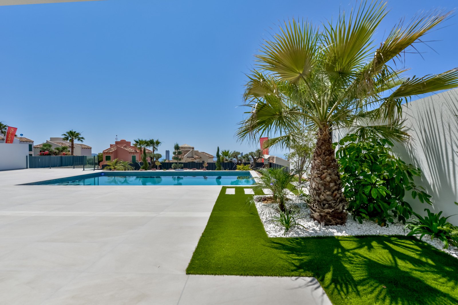 In der prestigeträchtigen Gegend von Golf Bahía gelegen, bieten diese exklusiven Villen ein unvergleichliches Wohnerlebnis. Mit nur drei verfügbaren