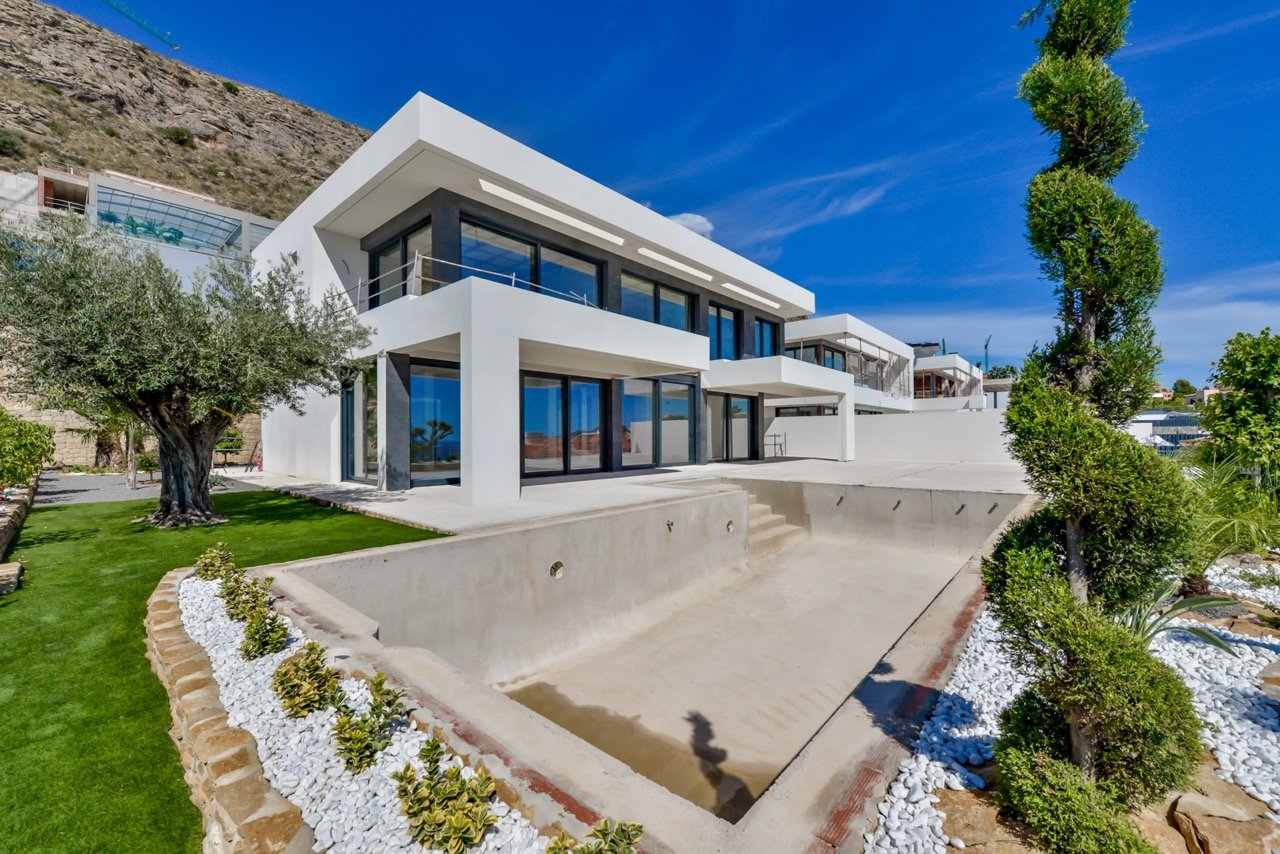 In der prestigeträchtigen Gegend von Golf Bahía gelegen, bieten diese exklusiven Villen ein unvergleichliches Wohnerlebnis. Mit nur drei verfügbaren