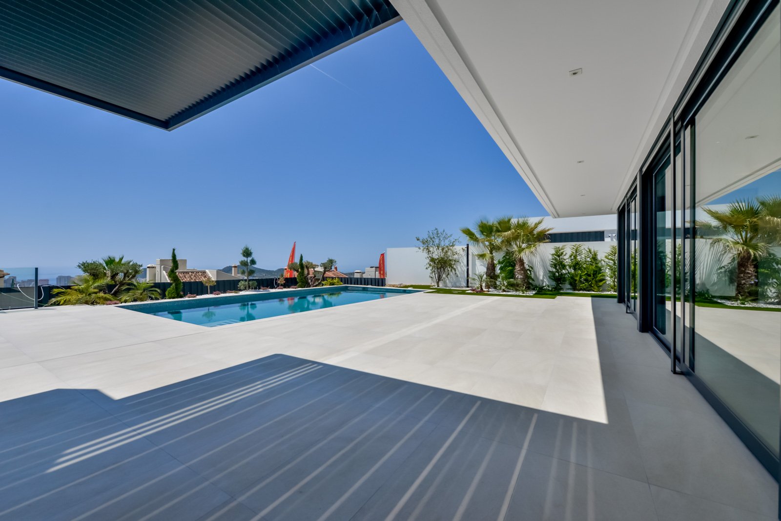 In der prestigeträchtigen Gegend von Golf Bahía gelegen, bieten diese exklusiven Villen ein unvergleichliches Wohnerlebnis. Mit nur drei verfügbaren
