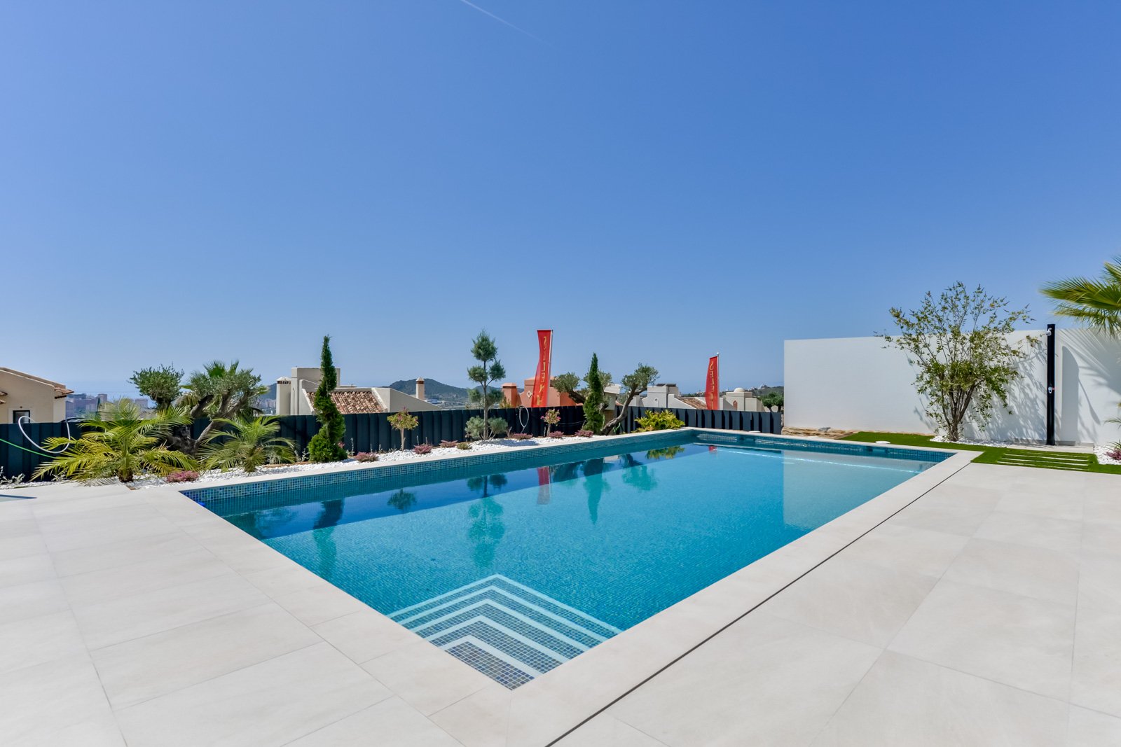 In der prestigeträchtigen Gegend von Golf Bahía gelegen, bieten diese exklusiven Villen ein unvergleichliches Wohnerlebnis. Mit nur drei verfügbaren