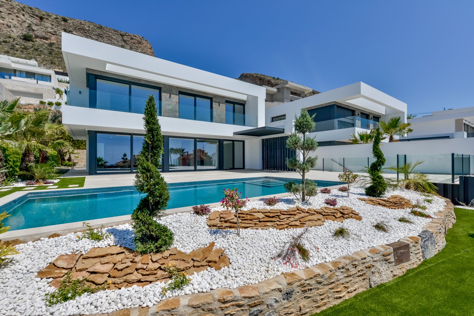 In der prestigeträchtigen Gegend von Golf Bahía gelegen, bieten diese exklusiven Villen ein unvergleichliches Wohnerlebnis. Mit nur drei verfügbaren