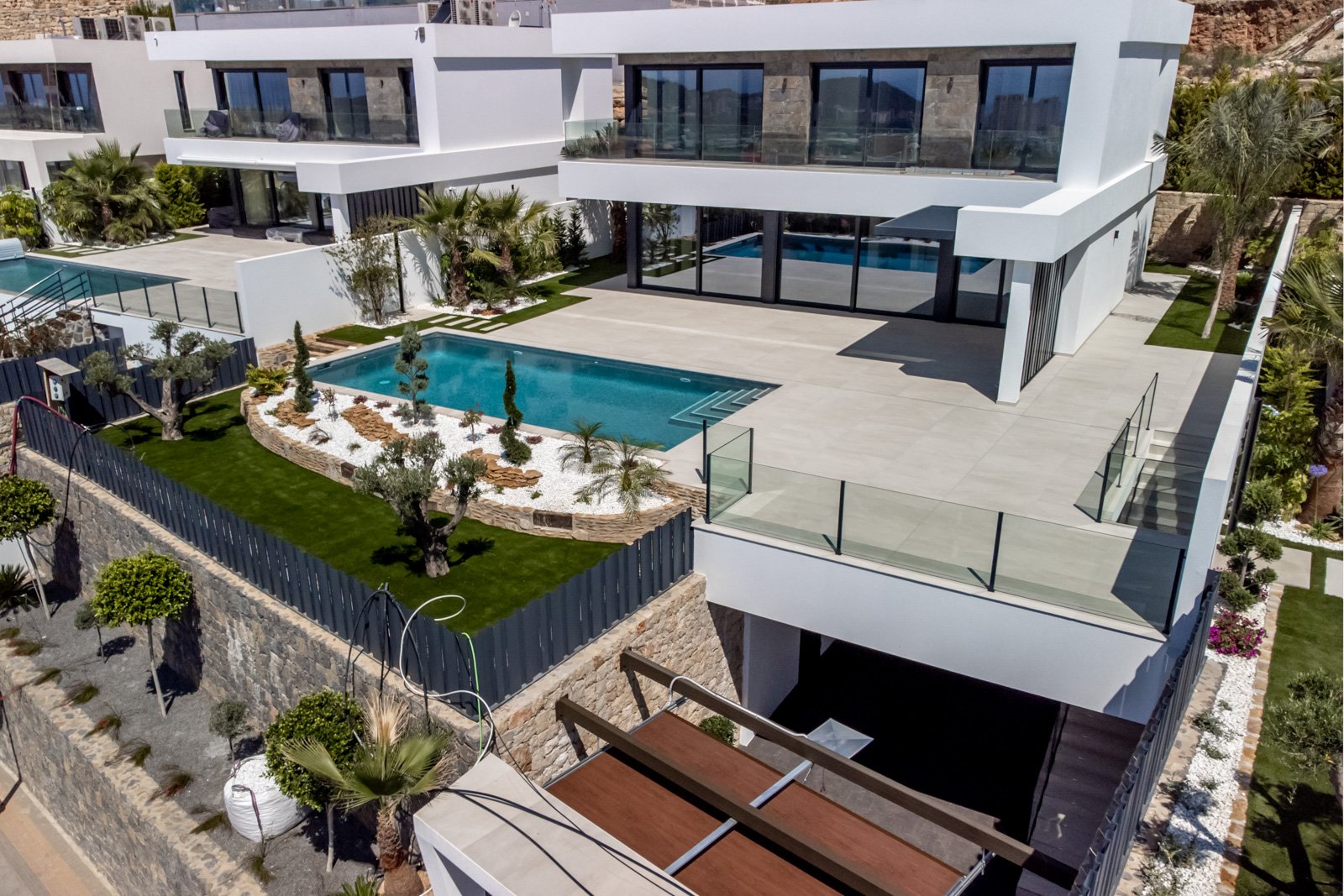 In der prestigeträchtigen Gegend von Golf Bahía gelegen, bieten diese exklusiven Villen ein unvergleichliches Wohnerlebnis. Mit nur drei verfügbaren