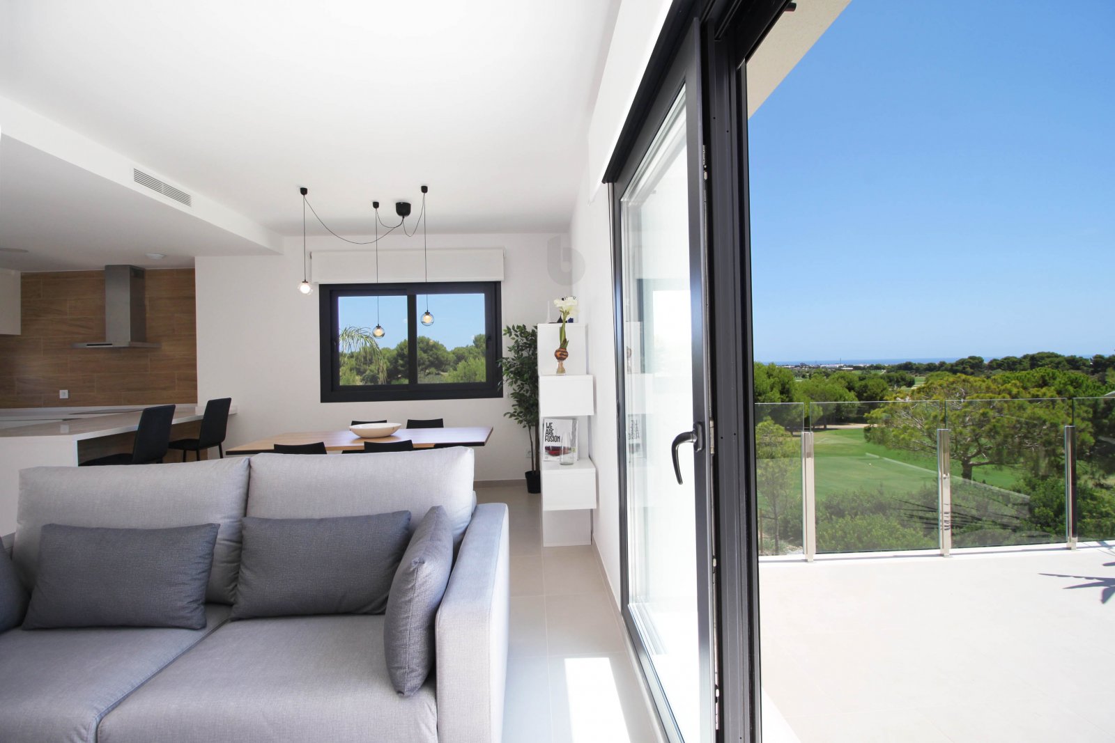  Diese Wohnanlage befindet sich in der charmanten Umgebung von Pinar de Campoverde und bietet eine Auswahl von 20 Immobilien, darunter Apartments, Erd