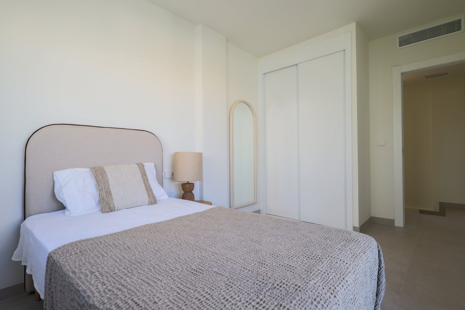  In der wunderschönen Gegend von Orihuela Costa gelegen, bietet diese exklusive Villa eine einzigartige Gelegenheit, eine privilegierte Umgebung zu ge
