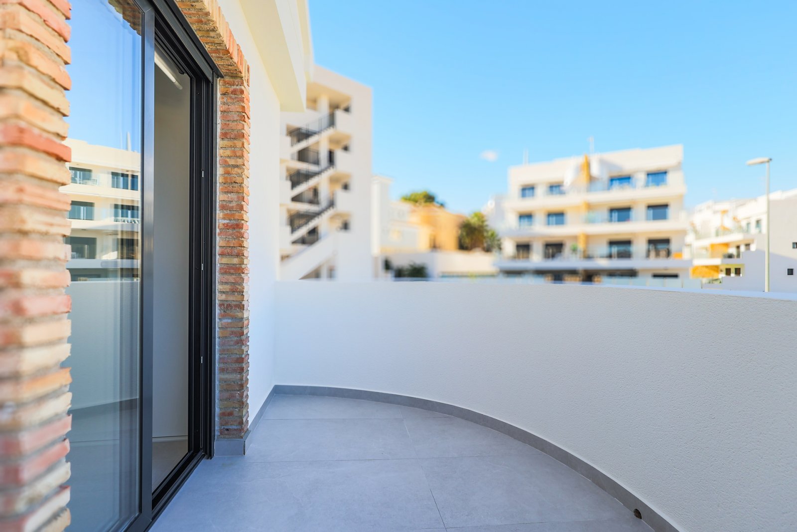  In der wunderschönen Gegend von Orihuela Costa gelegen, bietet diese exklusive Villa eine einzigartige Gelegenheit, eine privilegierte Umgebung zu ge