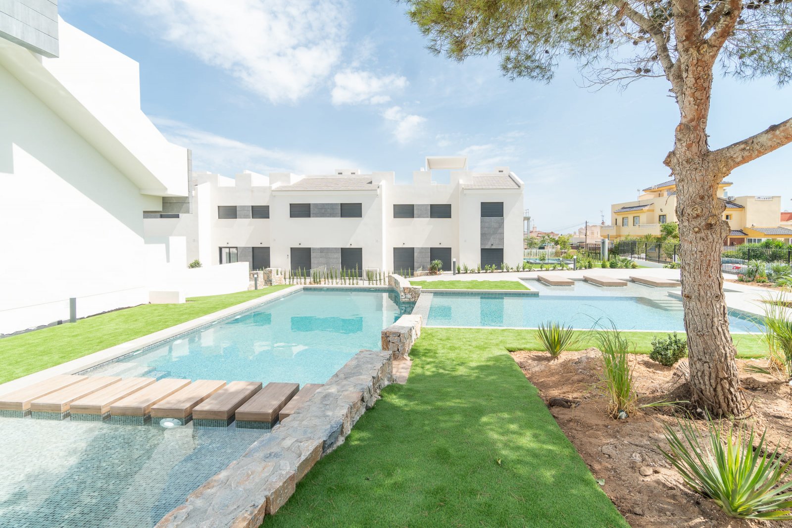 In der charmanten Stadt Torrevieja gelegen, bietet diese Wohnanlage eine Auswahl von 26 Bungalows, die in zwei Typen unterteilt sind: High-Bungalow u