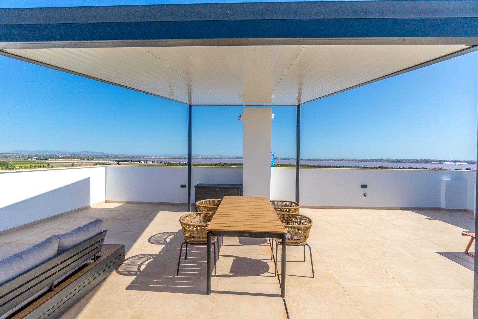 In der charmanten Stadt Torrevieja gelegen, bietet dieser Wohnkomplex eine Auswahl von 34 High-Bungalow- und Low-Bungalow-Immobilien. Diese Wohnungen