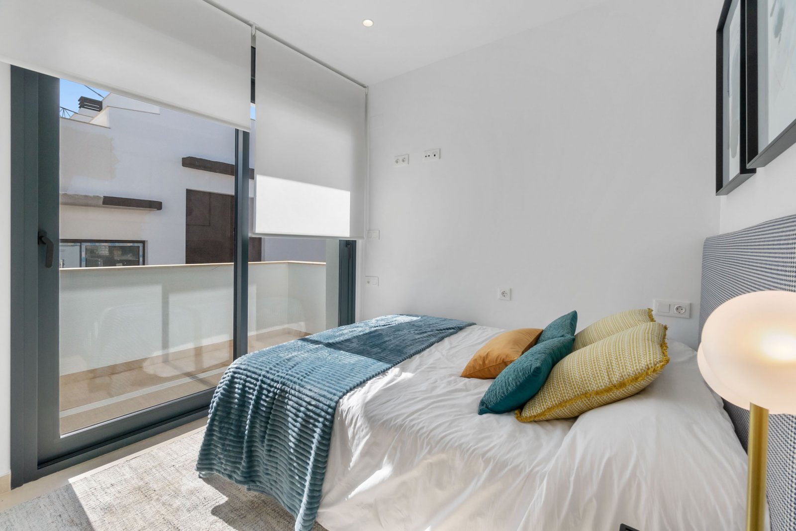 In der charmanten Stadt Torrevieja gelegen, bietet dieser Wohnkomplex eine Auswahl von 34 High-Bungalow- und Low-Bungalow-Immobilien. Diese Wohnungen