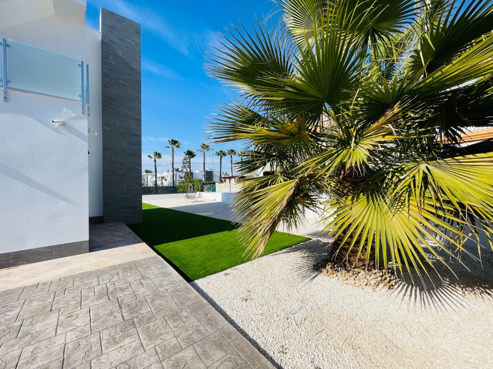 In der charmanten Stadt Torrevieja gelegen, bietet dieses exklusive Immobilienangebot zwei unabhängige Häuser, die durch ihr modernes und funktionale