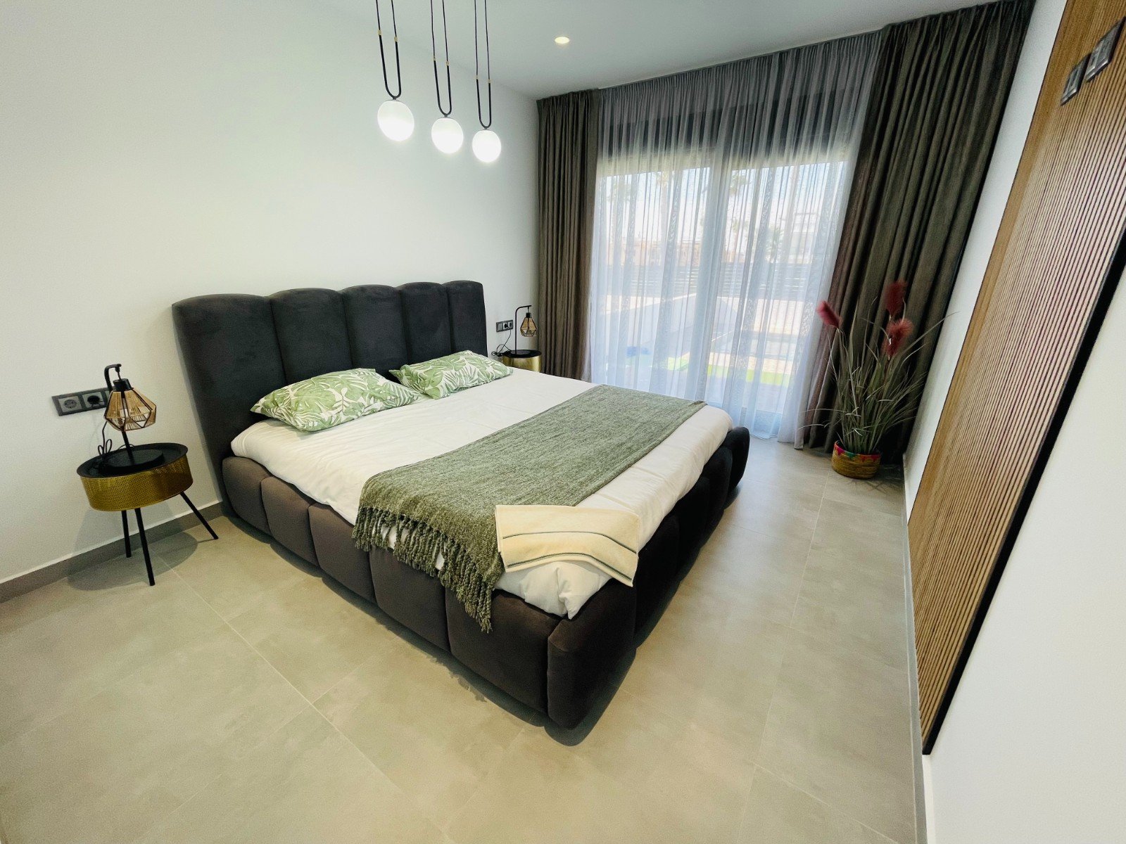 In der charmanten Stadt Torrevieja gelegen, bietet dieses exklusive Immobilienangebot zwei unabhängige Häuser, die durch ihr modernes und funktionale