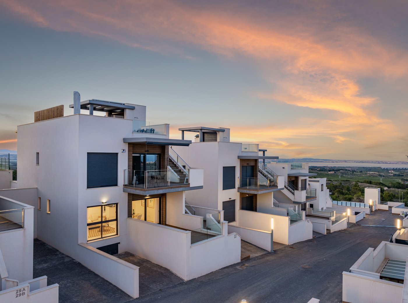 In der charmanten Ortschaft San Miguel de Salinas gelegen, bietet dieser exklusive Wohnkomplex eine Auswahl von 8 Bungalows, aufgeteilt in High-Bunga