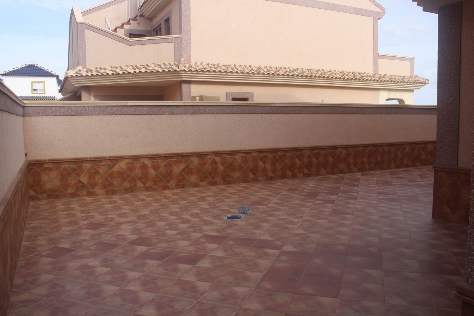  In der charmanten Stadt Torrevieja gelegen, bietet dieses Reihenhaus eine einzigartige Gelegenheit, das Leben an der Costa Blanca zu genießen. Mit nu