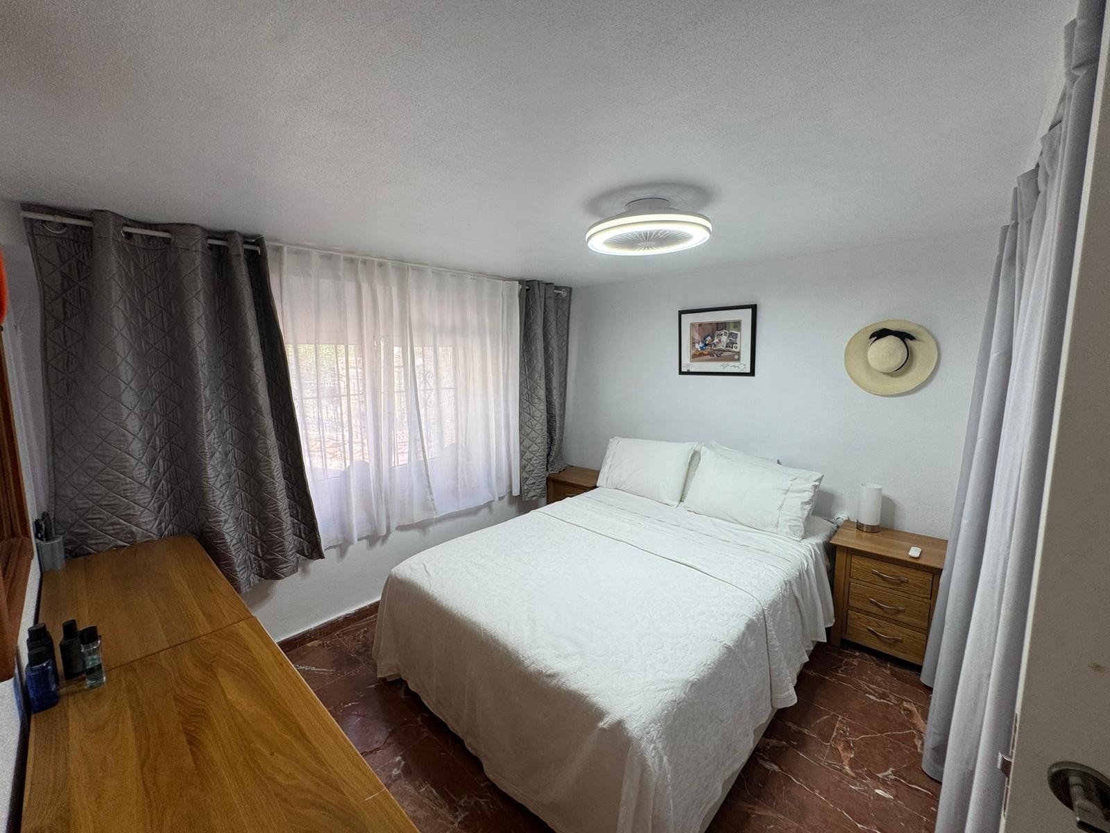   This beautifully maintained Claveles-style apartment is presented in immaculate condition and offers generous indoor and outdoor living spaces. Boas