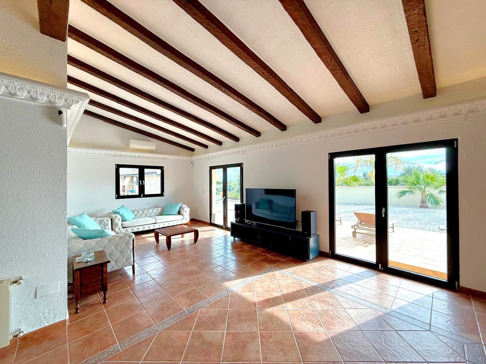 The property sits within a fenced-in land with a surface of 8.000 m2, predominantly flat with no views from neighbours;

 