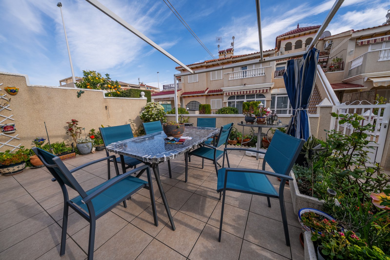 Charmante Erdgeschosswohnung in der beliebten Urbanisation Zenia Mar II in Playa Flamenca. Die Wohnung erstreckt sich über eine Etage, bietet eine Wo