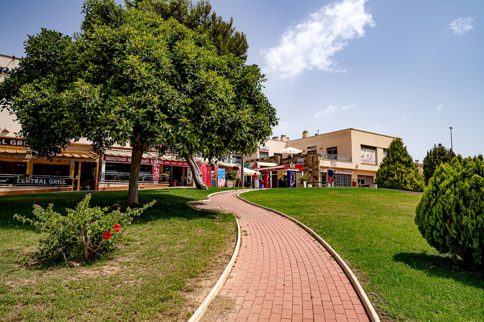 Charmante Erdgeschosswohnung in der beliebten Urbanisation Zenia Mar II in Playa Flamenca. Die Wohnung erstreckt sich über eine Etage, bietet eine Wo