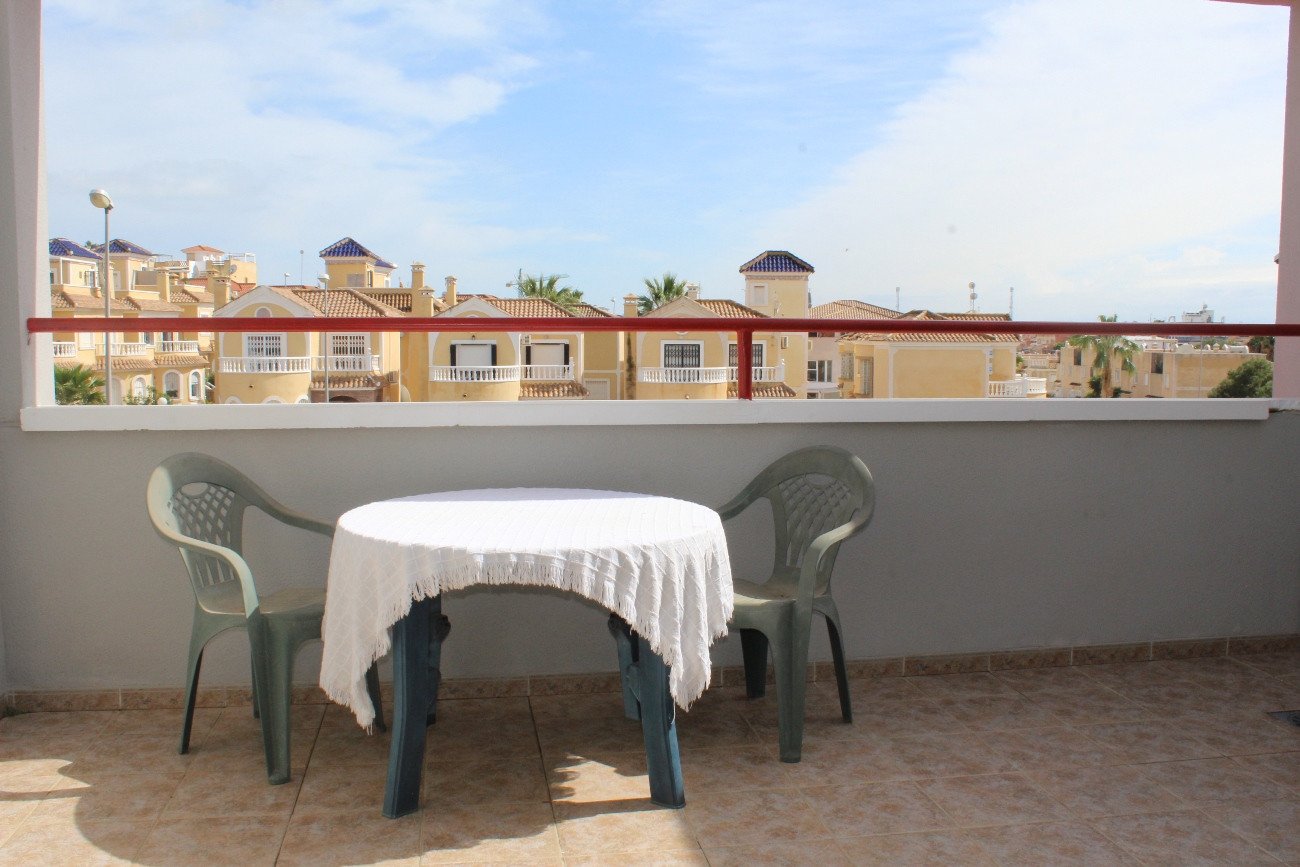 In der beliebten Gegend von El Galán in Orihuela Costa, unweit von Villamartín an der begehrten Costa Blanca Süd, bietet dieses charmante Penthouse-A