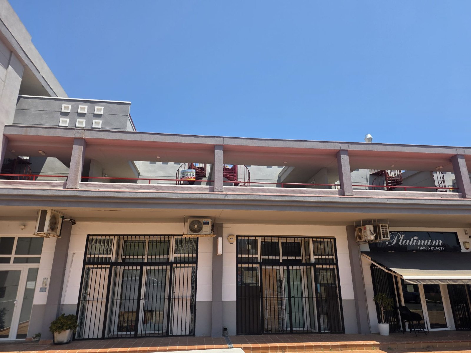 In der beliebten Gegend von El Galán in Orihuela Costa, unweit von Villamartín an der begehrten Costa Blanca Süd, bietet dieses charmante Penthouse-A
