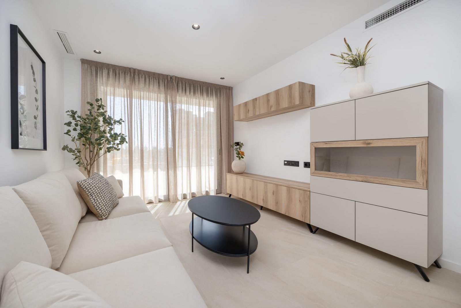In der charmanten Stadt Los Alcázares gelegen, bietet dieser Wohnkomplex eine Vielzahl von Wohnmöglichkeiten, die sich an unterschiedliche Bedürfniss