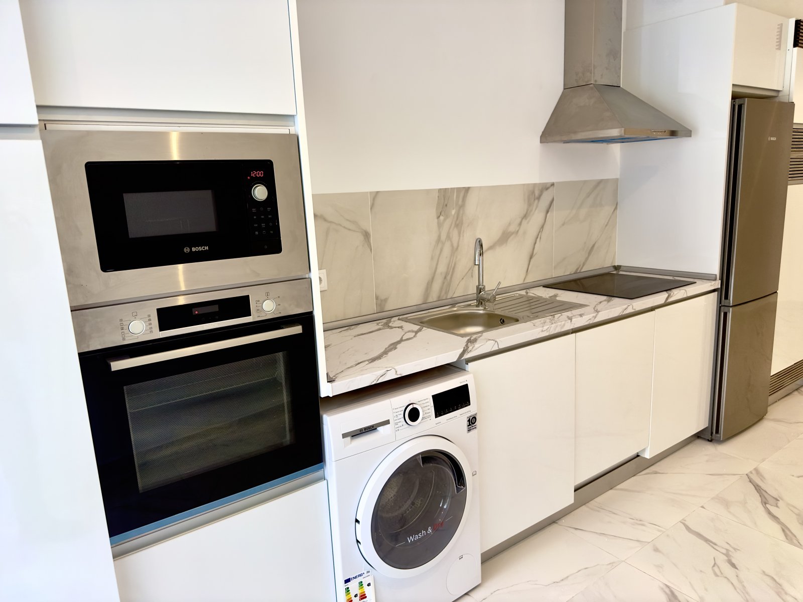 In der renommierten Ciudad Quesada gelegen, bietet dieses exklusive unabhängige Wohnhaus ein unvergleichliches Lebensumfeld. Entworfen für diejenigen