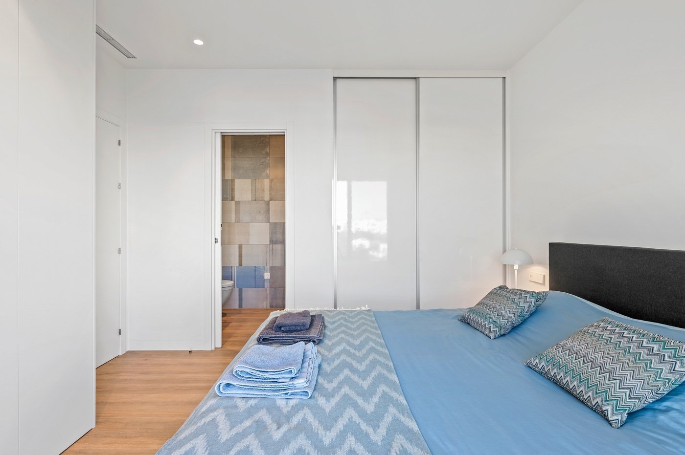  Erleben Sie mediterranes Wohnen der Extraklasse in diesem exklusiven Luxusapartment in der begehrten Wohnanlage Níspero innerhalb des Las Colinas Gol