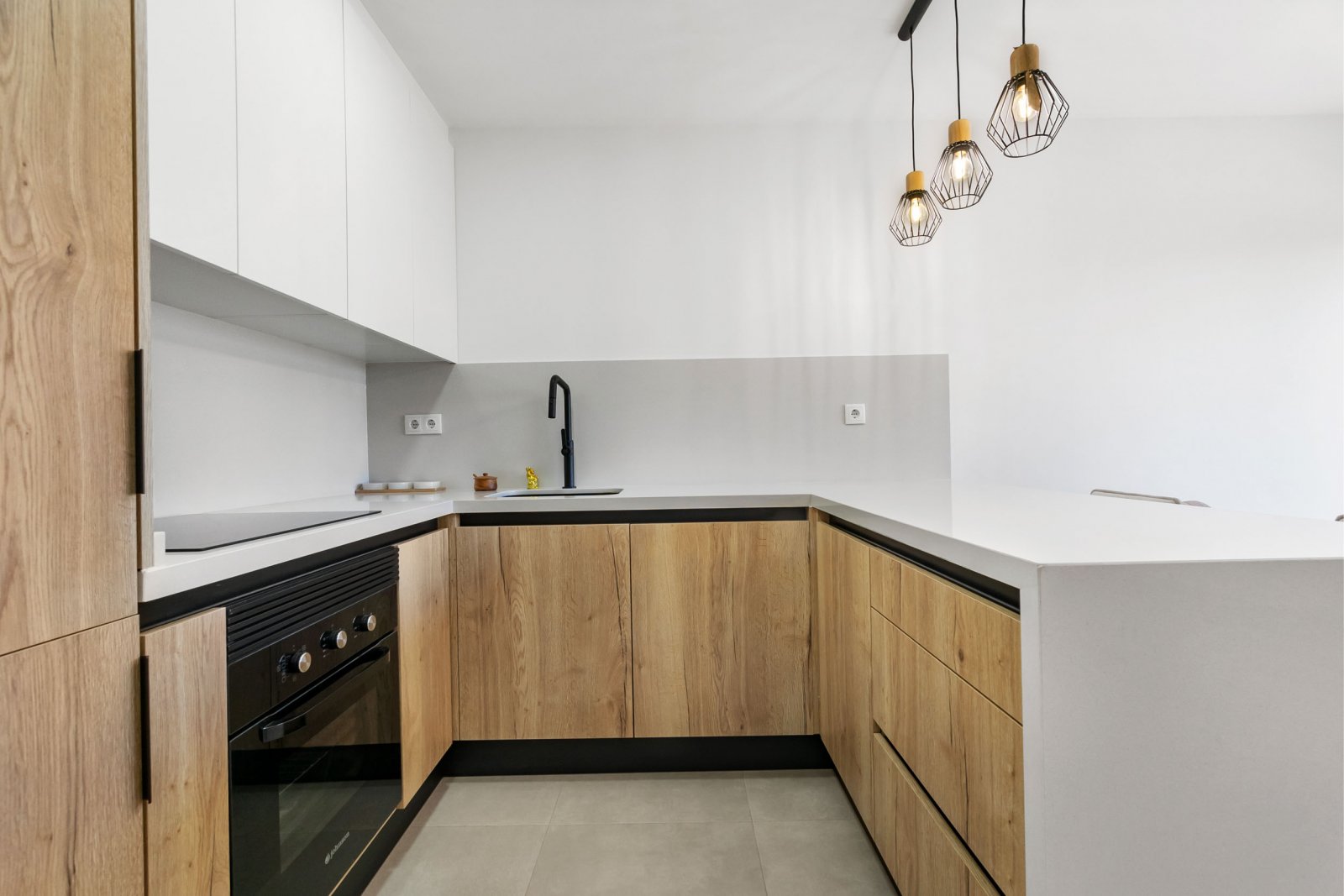 In der charmanten Stadt Santiago de la Ribera gelegen, bietet dieses exklusive Wohngebiet eine Vielzahl von Wohnmöglichkeiten, darunter Apartments, E