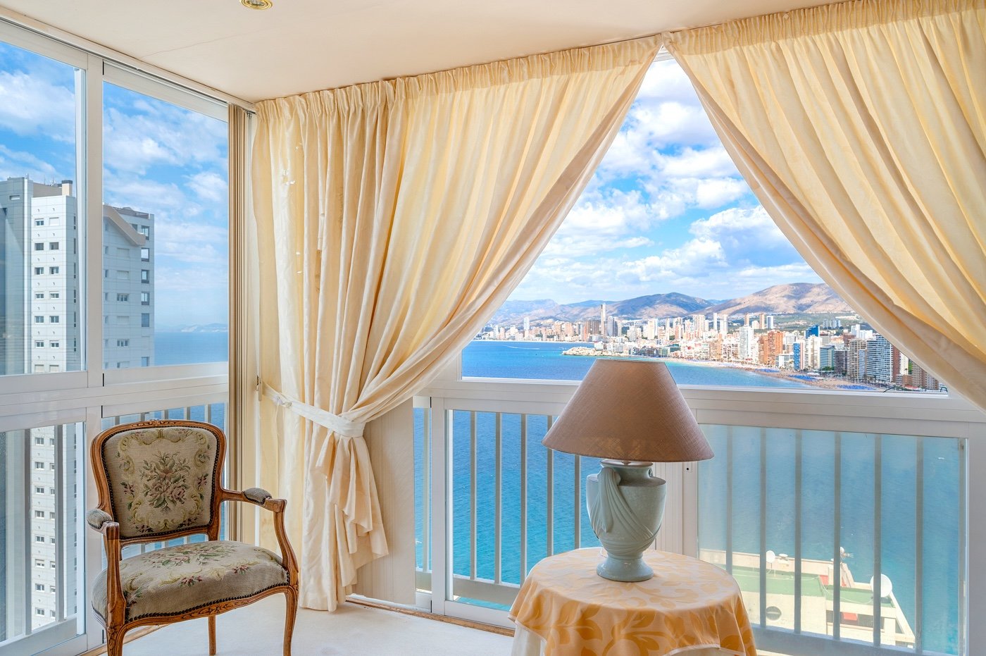 We present a rare opportunity in one of Benidorm’s most privileged locations: right next to the iconic Hotel Lid