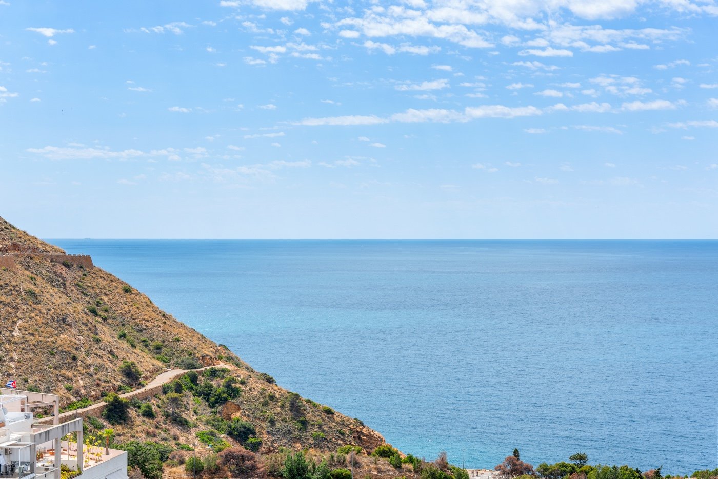 We present a rare opportunity in one of Benidorm’s most privileged locations: right next to the iconic Hotel Lid
