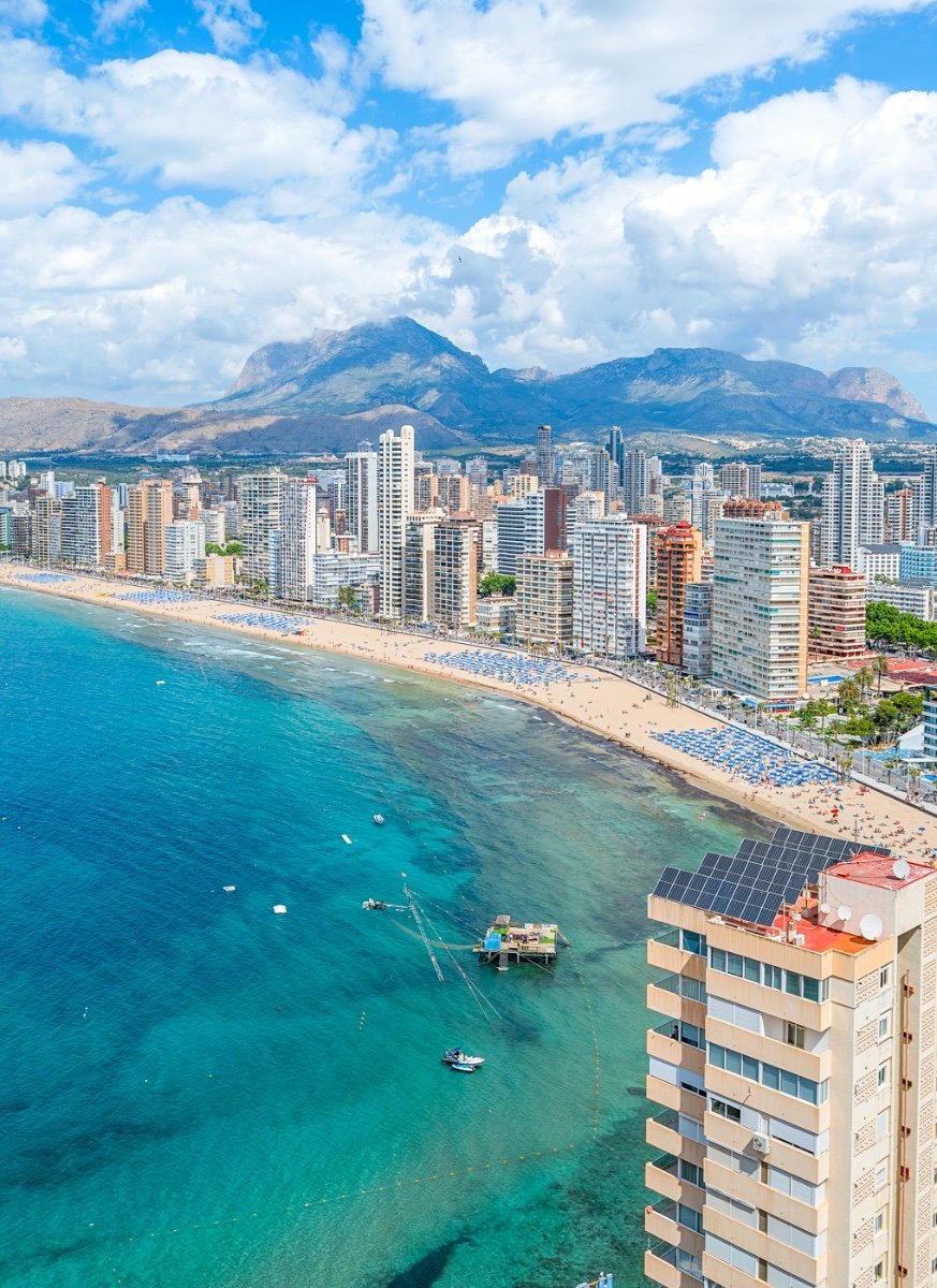 We present a rare opportunity in one of Benidorm’s most privileged locations: right next to the iconic Hotel Lid