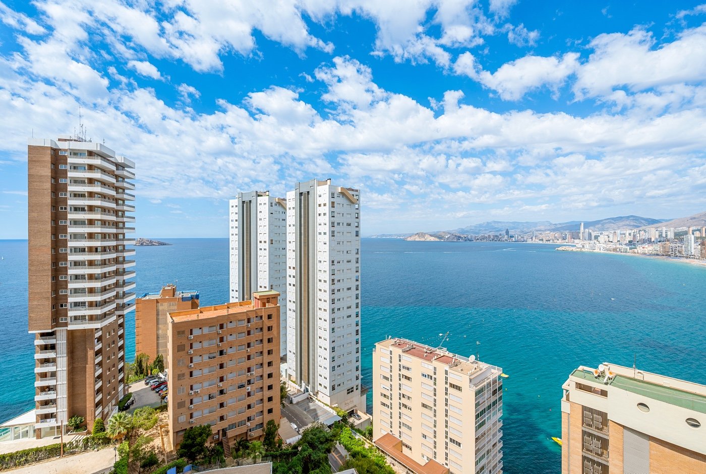 We present a rare opportunity in one of Benidorm’s most privileged locations: right next to the iconic Hotel Lid