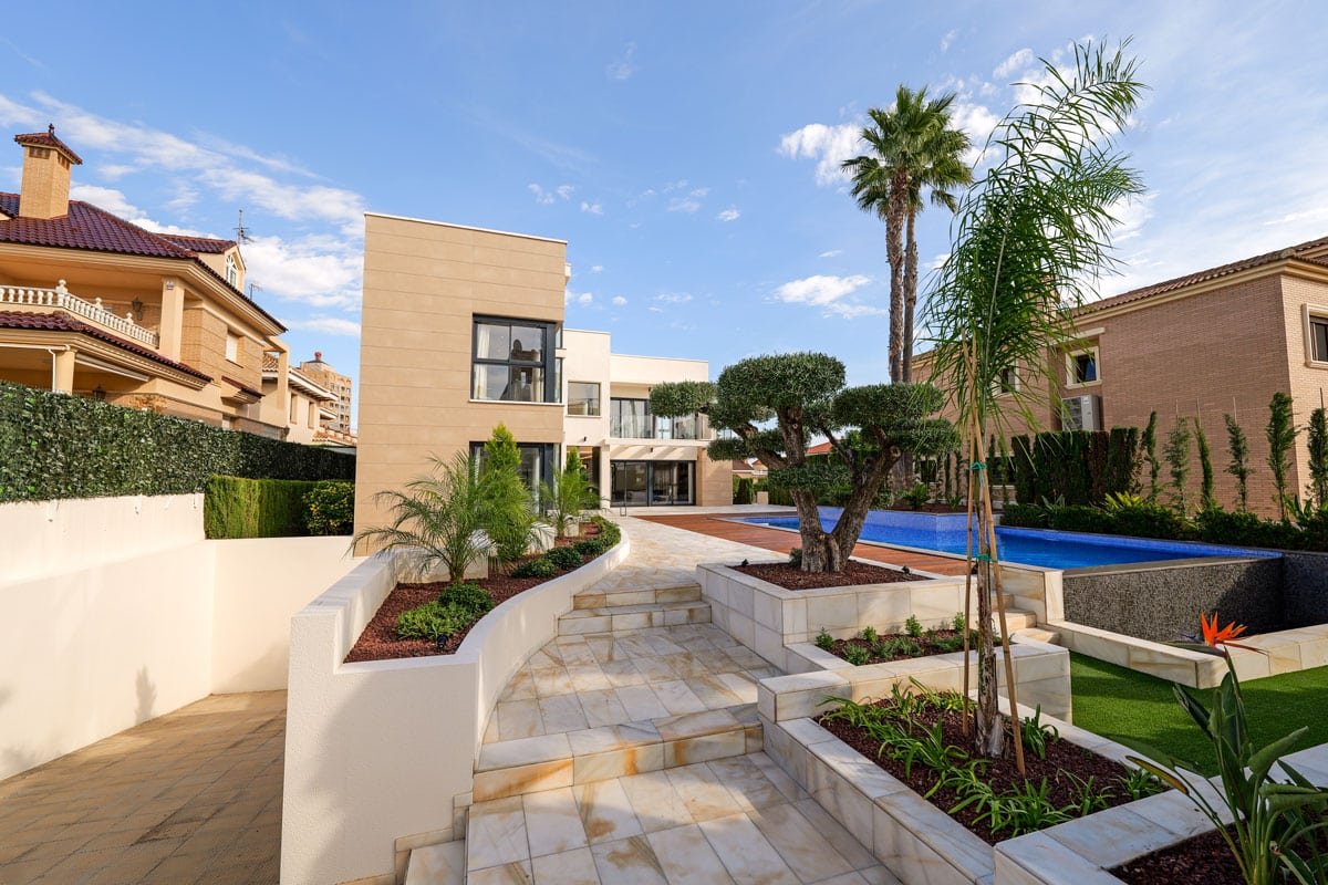 In der schönen Stadt Torrevieja gelegen, bietet diese Villa ein außergewöhnliches Wohnerlebnis nur 100 Meter vom Meer entfernt. Entworfen für diejeni