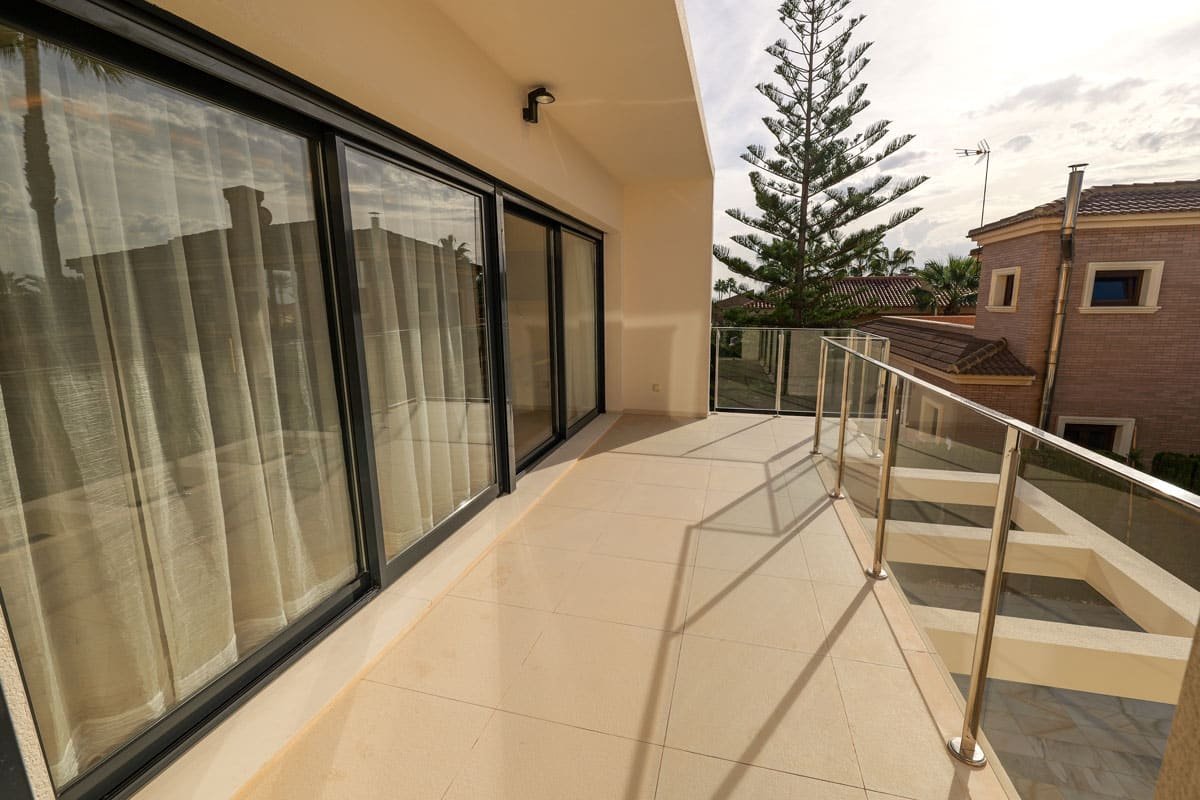 In der schönen Stadt Torrevieja gelegen, bietet diese Villa ein außergewöhnliches Wohnerlebnis nur 100 Meter vom Meer entfernt. Entworfen für diejeni