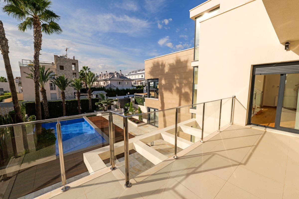 In der schönen Stadt Torrevieja gelegen, bietet diese Villa ein außergewöhnliches Wohnerlebnis nur 100 Meter vom Meer entfernt. Entworfen für diejeni