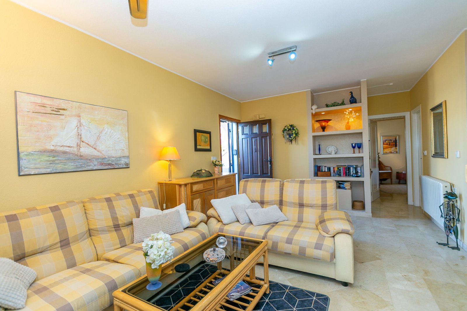 Entdecken Sie diesen charmanten Bungalow im Erdgeschoss, gelegen in einer der schönsten und charaktervollsten Wohnanlagen in Playa Flamenca. Eine typ
