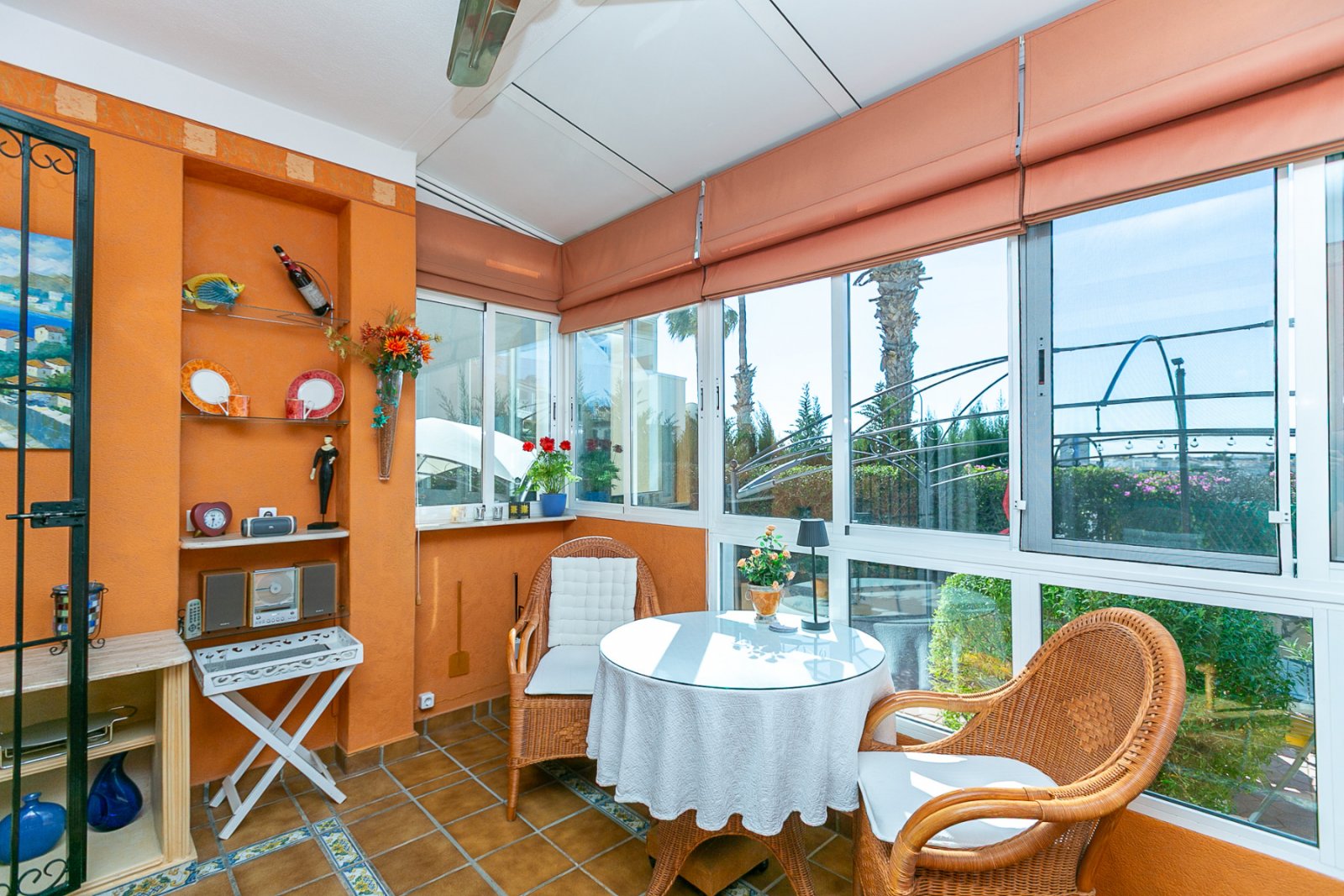 Entdecken Sie diesen charmanten Bungalow im Erdgeschoss, gelegen in einer der schönsten und charaktervollsten Wohnanlagen in Playa Flamenca. Eine typ
