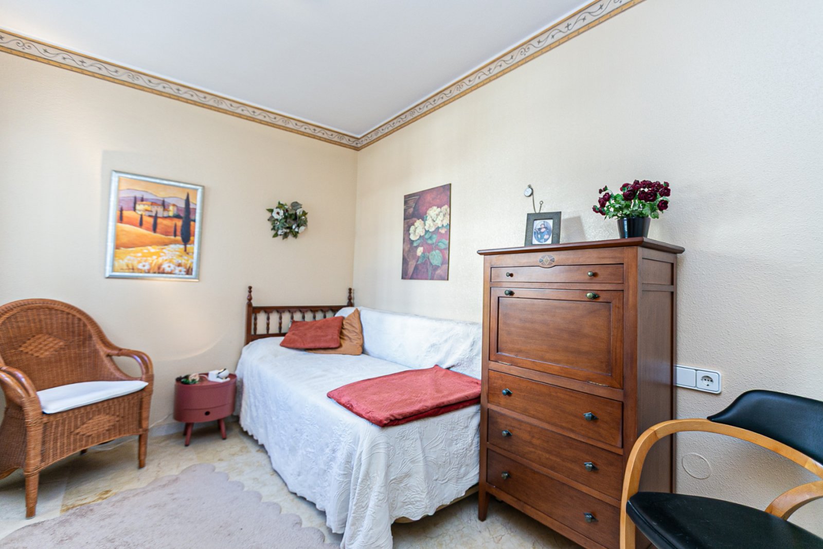 Entdecken Sie diesen charmanten Bungalow im Erdgeschoss, gelegen in einer der schönsten und charaktervollsten Wohnanlagen in Playa Flamenca. Eine typ