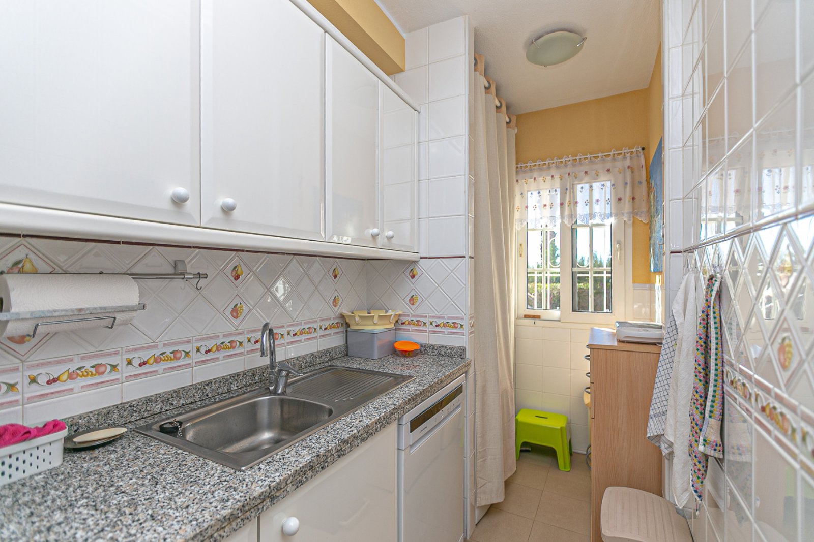 Entdecken Sie diesen charmanten Bungalow im Erdgeschoss, gelegen in einer der schönsten und charaktervollsten Wohnanlagen in Playa Flamenca. Eine typ