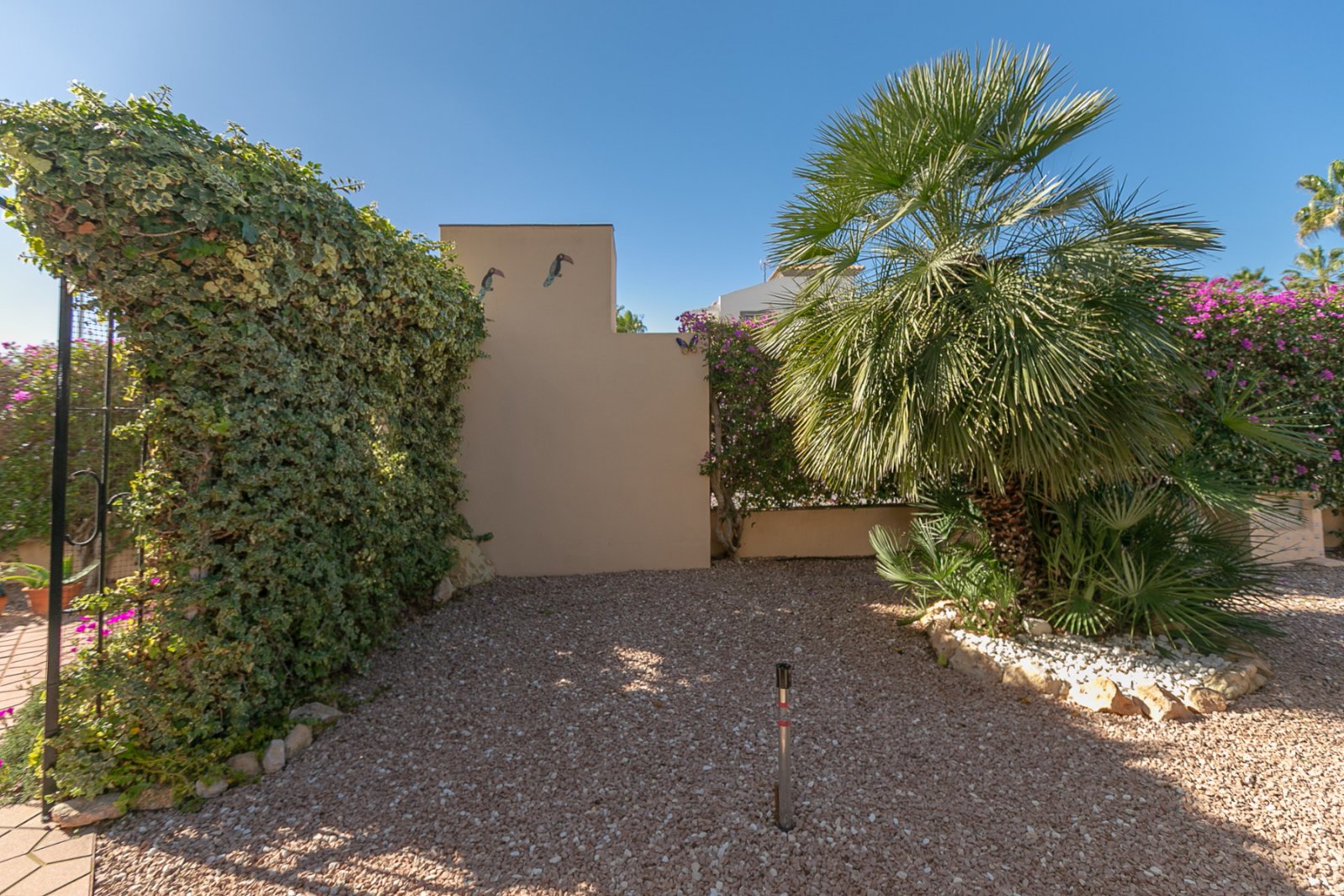 Entdecken Sie diesen charmanten Bungalow im Erdgeschoss, gelegen in einer der schönsten und charaktervollsten Wohnanlagen in Playa Flamenca. Eine typ