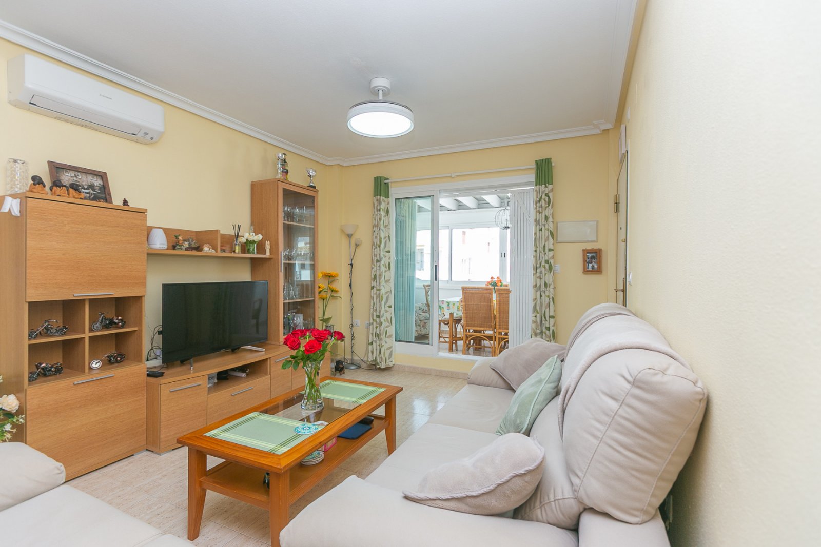 Wir präsentieren Ihnen dieses fantastische Bungalow in der obersten Etage im exklusiven, geschlossenen Wohnkomplex Zeniamar III, einer der gefragtest