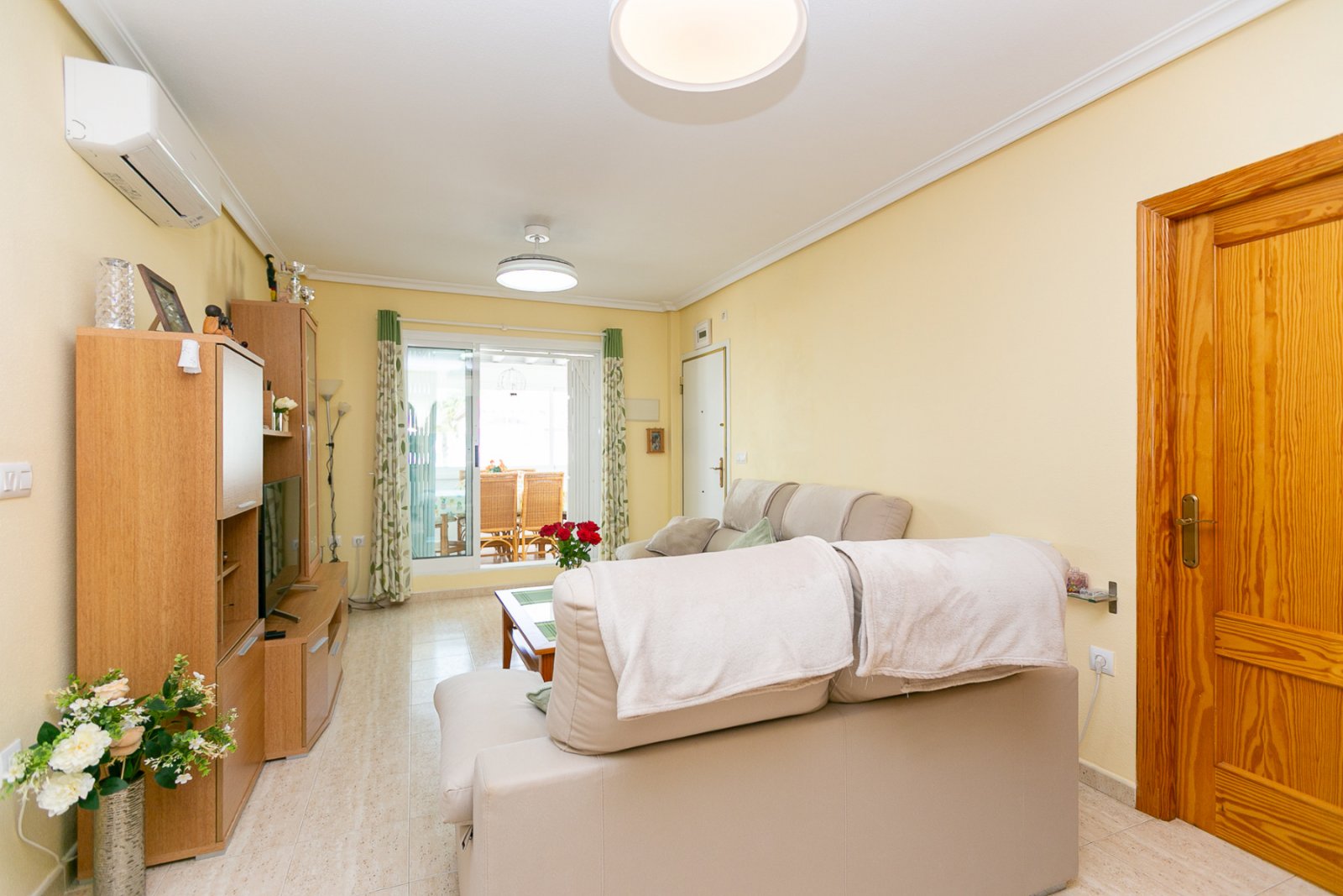 Wir präsentieren Ihnen dieses fantastische Bungalow in der obersten Etage im exklusiven, geschlossenen Wohnkomplex Zeniamar III, einer der gefragtest