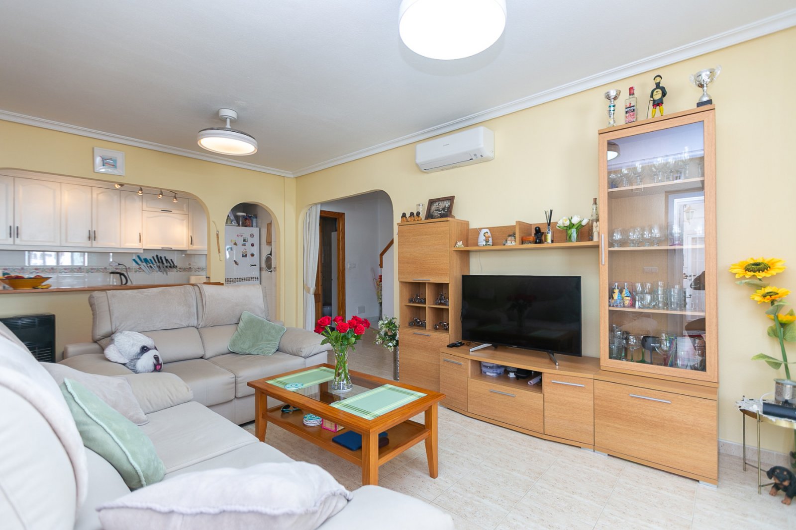 Wir präsentieren Ihnen dieses fantastische Bungalow in der obersten Etage im exklusiven, geschlossenen Wohnkomplex Zeniamar III, einer der gefragtest