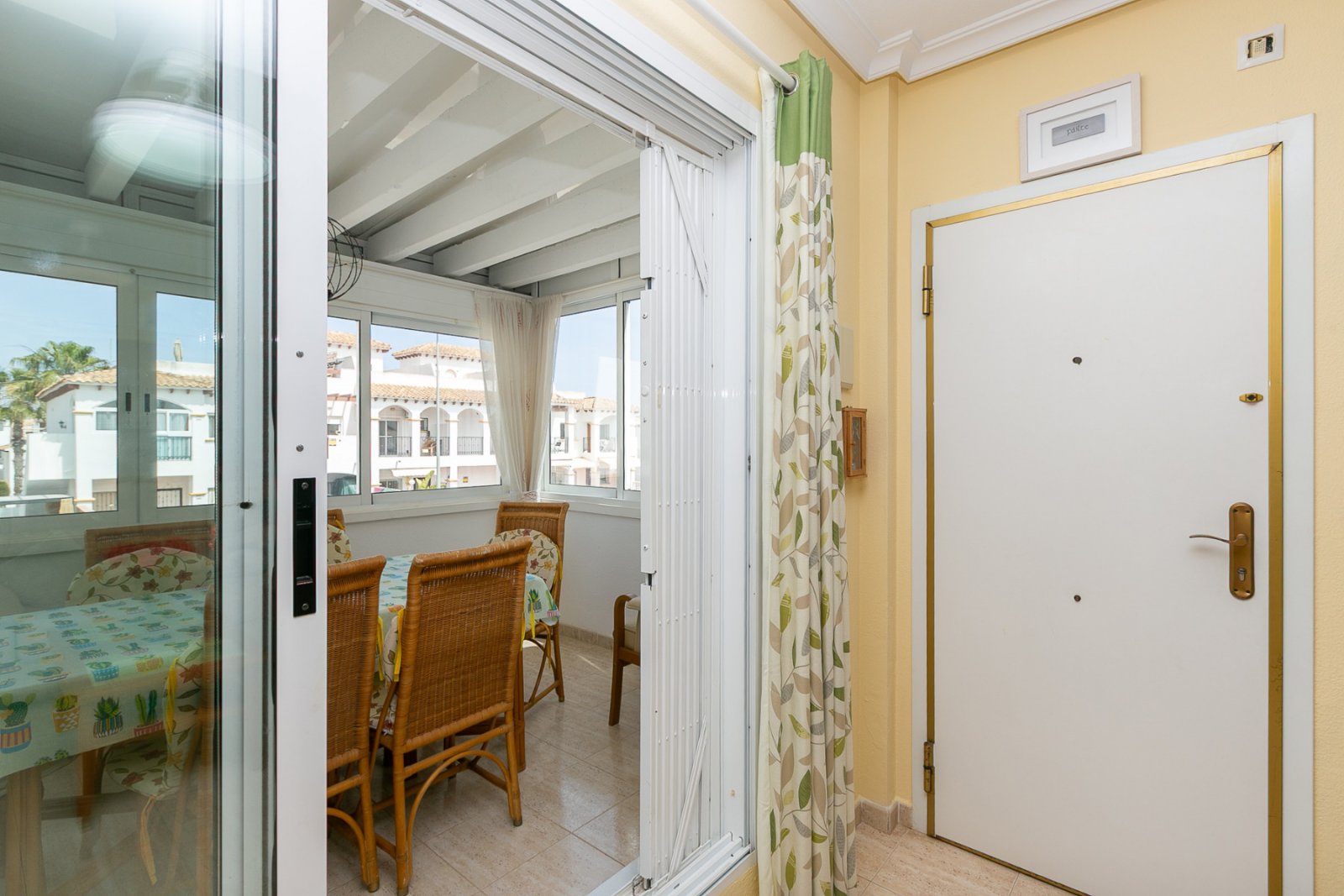 Wir präsentieren Ihnen dieses fantastische Bungalow in der obersten Etage im exklusiven, geschlossenen Wohnkomplex Zeniamar III, einer der gefragtest