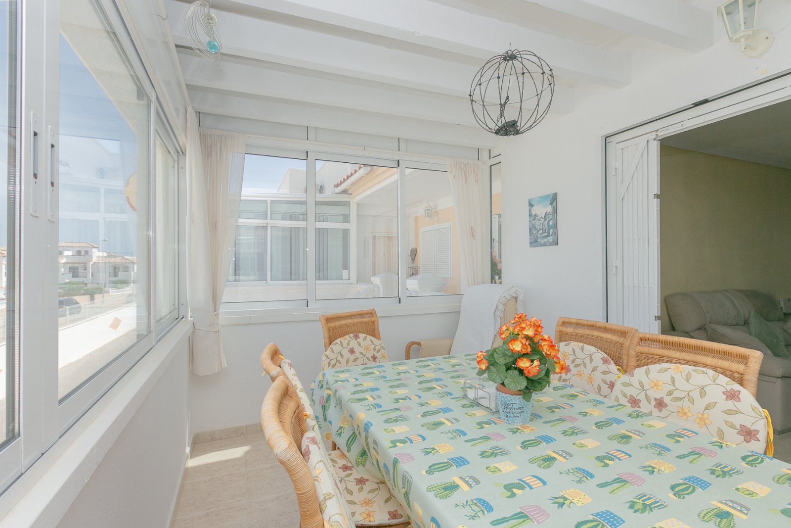 Wir präsentieren Ihnen dieses fantastische Bungalow in der obersten Etage im exklusiven, geschlossenen Wohnkomplex Zeniamar III, einer der gefragtest