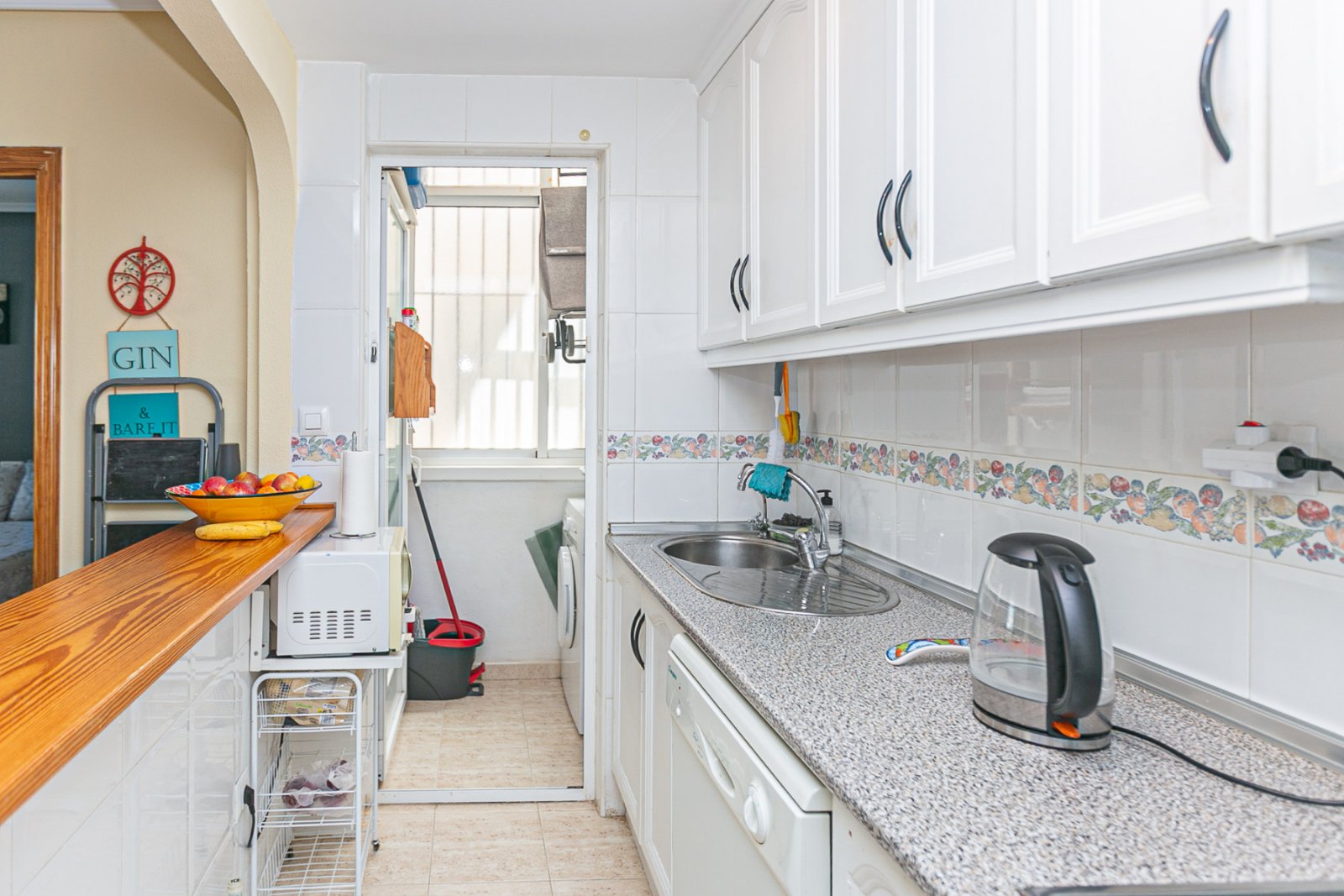 Wir präsentieren Ihnen dieses fantastische Bungalow in der obersten Etage im exklusiven, geschlossenen Wohnkomplex Zeniamar III, einer der gefragtest