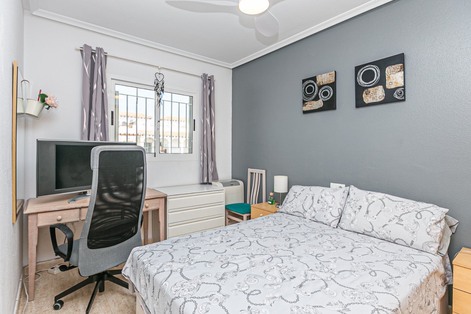 Wir präsentieren Ihnen dieses fantastische Bungalow in der obersten Etage im exklusiven, geschlossenen Wohnkomplex Zeniamar III, einer der gefragtest