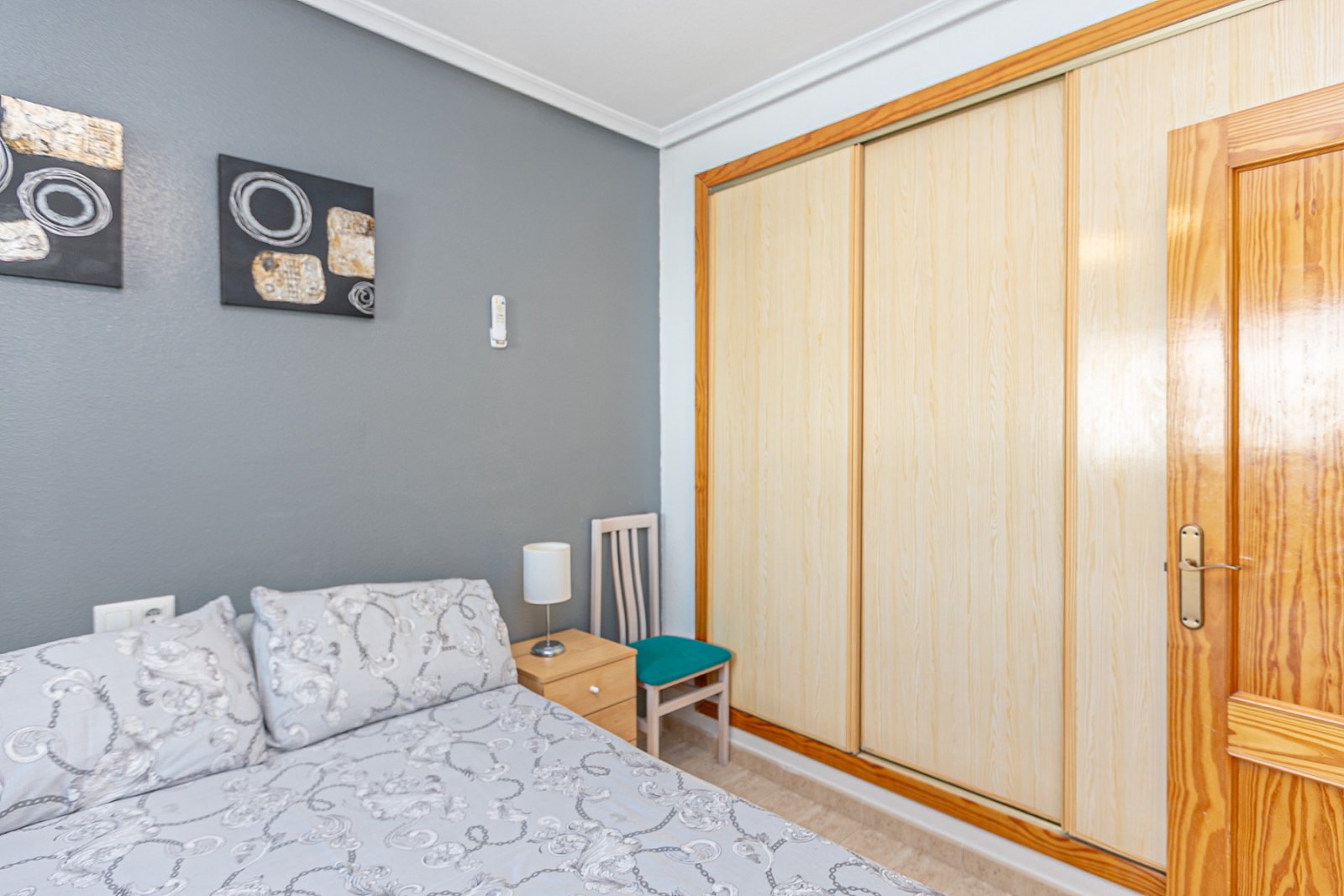 Wir präsentieren Ihnen dieses fantastische Bungalow in der obersten Etage im exklusiven, geschlossenen Wohnkomplex Zeniamar III, einer der gefragtest