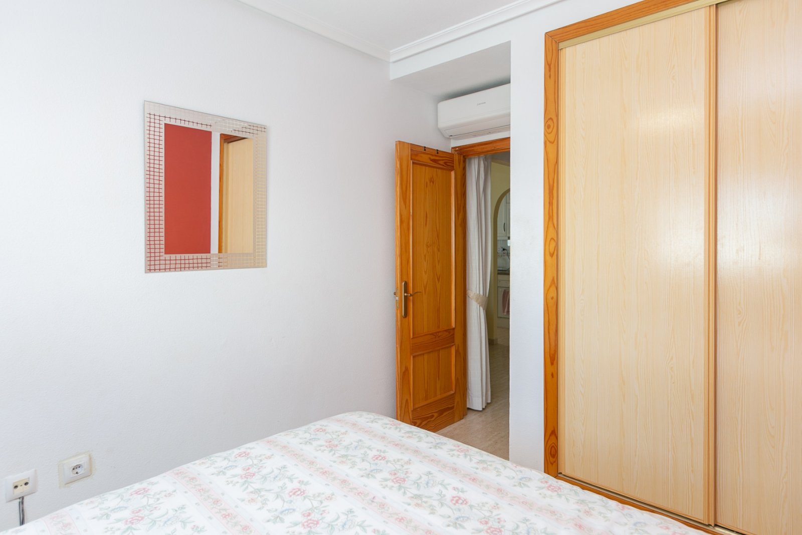 Wir präsentieren Ihnen dieses fantastische Bungalow in der obersten Etage im exklusiven, geschlossenen Wohnkomplex Zeniamar III, einer der gefragtest