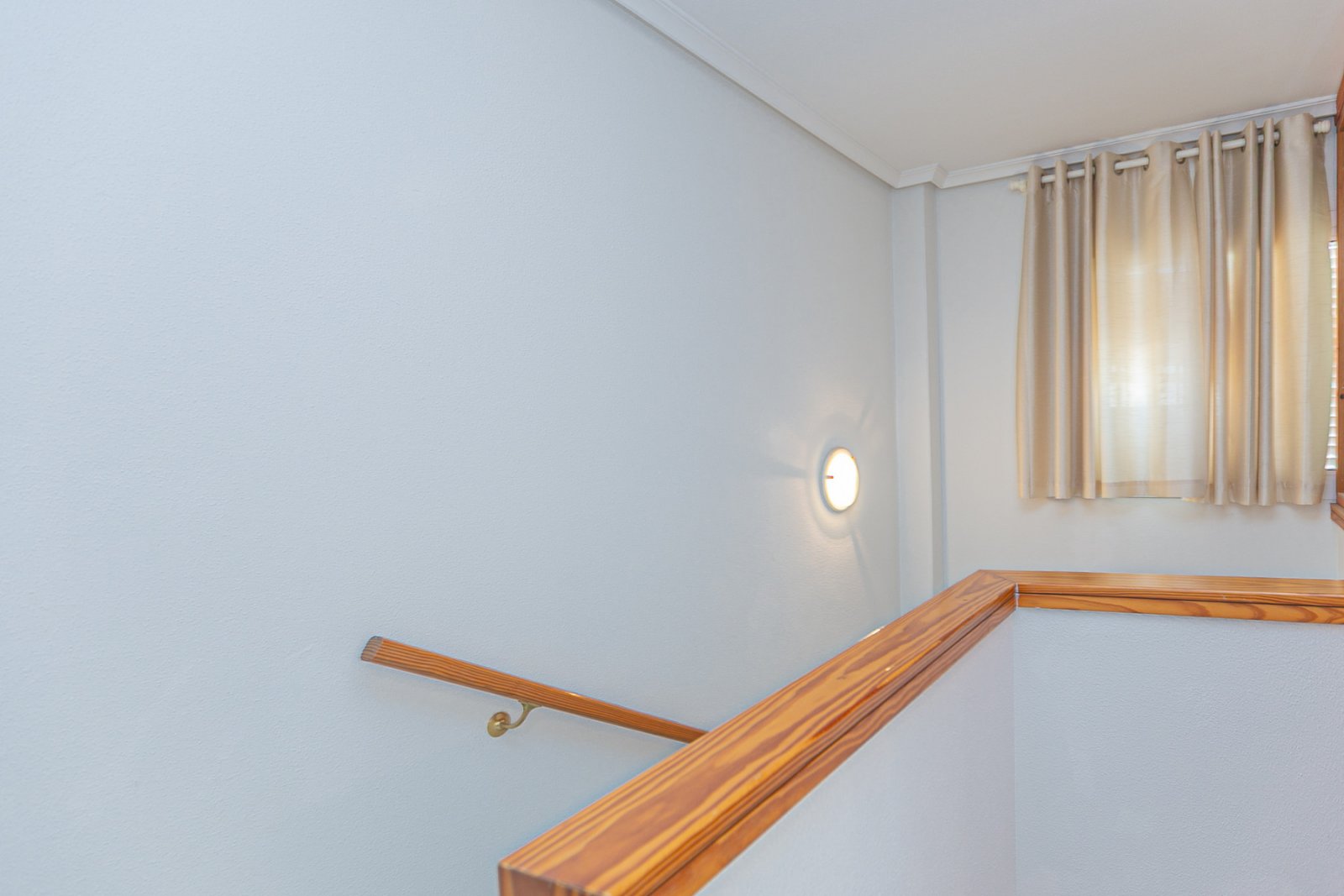 Wir präsentieren Ihnen dieses fantastische Bungalow in der obersten Etage im exklusiven, geschlossenen Wohnkomplex Zeniamar III, einer der gefragtest